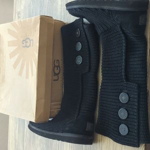 ✨SALE✨ UGG Classic Cardy in Black